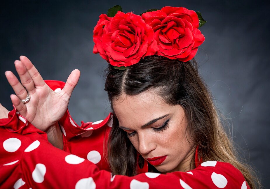 imagen1 1 2 Traje de flamenca con complementos tradicionales como flores y abanico