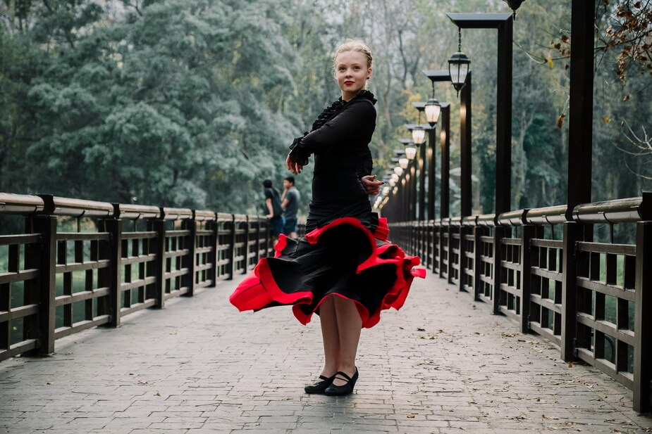 imagen1 1 3 Foto de un traje de flamenca elegante exhibido en un entorno atractivo