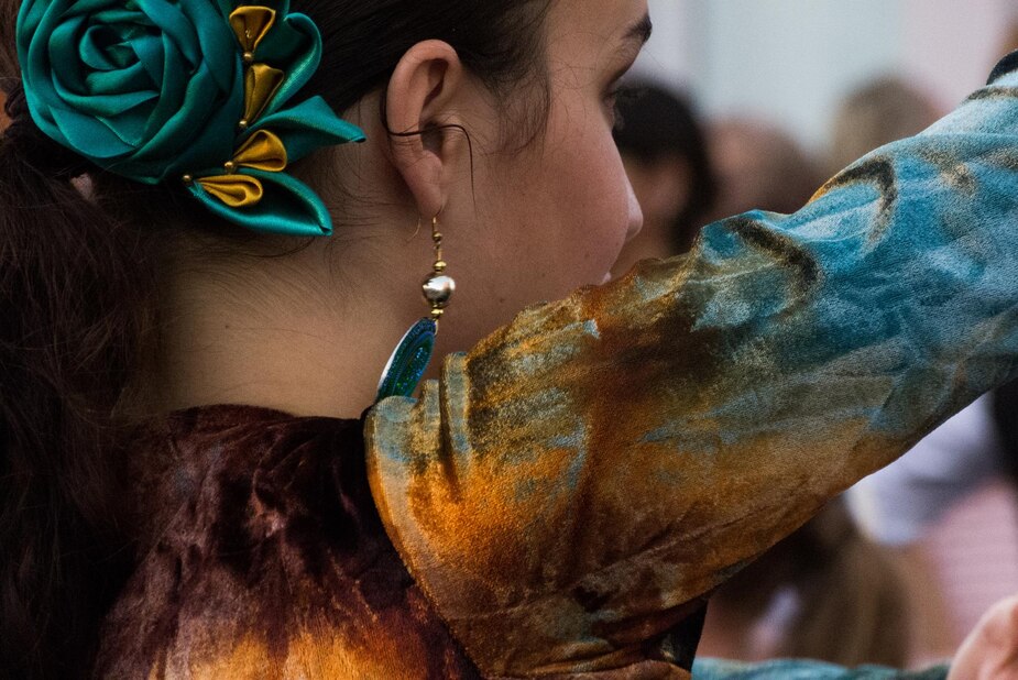 imagen1 1 4 Traje de flamenca elegante con detalles tradicionales y complementos, resaltando la calidad y belleza de los productos ofrecidos